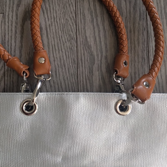 Nice silver tote🍀🍀🍀🍀 - Picture 5 of 6